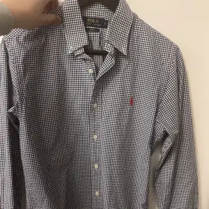En otroligt fin, randig och stilig  Ralph Lauren skjorta. Ny pris ca 1399 kr. Skicket är 10/10 och skulle jätte gärna använda mer men den är för tyvärr för liten för mig!  Hör av dig vid eventuella frågor!:)