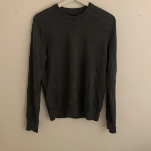 Stickad merino wool tröja - Säljer min stickade tröja som är från brothers. Den är inte så använd endast några gånger, inga deffekter. Säljer den pga för liten. Storlek M men passar även S