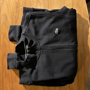 Lacoste sport zip - En zip tröja från Lacoste Sport. Med denna tröja blir det enkelt att andas under ett träningspass! För övrigt är det en snygg tröja som man kan kombinera med olika jackor. Storlek S Skick 10/10 Nypris ca 1100kr