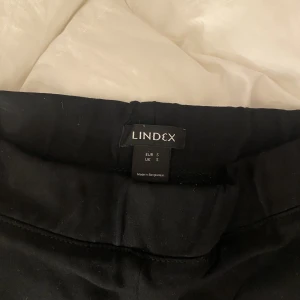 Kostymbyxor, mjukare matrial - En typ ut av kostymbyxa fast men lite skönare o mjukare matrial, de är från Lindex i stolek S❤️