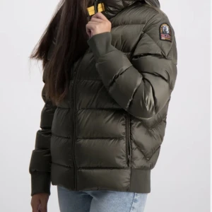 Parajumper jacka❤️ - Säljer min jätte snygga parajumper jacka köpt förra vinter och använd 3 gånger köpt på kidsbransstore för 3000 kr säljer för 2000 pris kan diskuteras storlek 16 år