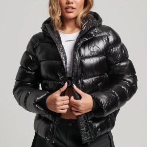 Superdry vinterjacka - Säljer min svarta superdry jacka! Sparsamt använd❤️‍🔥❤️‍🔥 storlek 38 men liten i storleken 