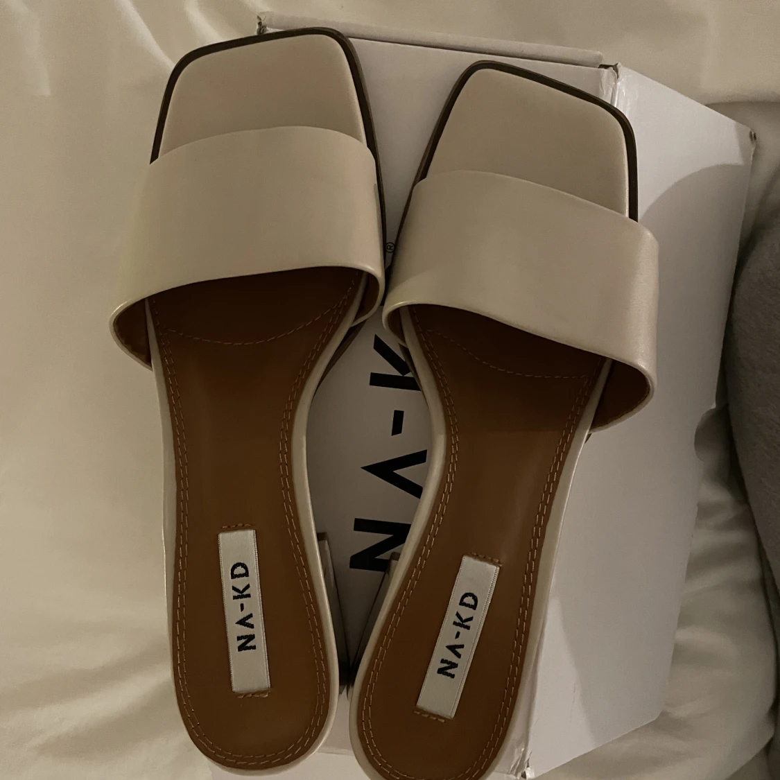 beiga oanvända klackar - 90