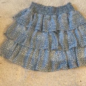 Fin blå volangkjol - Super fin blå prickig volangkjol.använd några få gånger. Väldigt bra skick❤️❤️