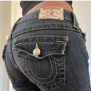 True religion jeans - Måste lägga upp annonsen på dessa jeans för en tredje gång pga oseriösa köpare. Storlek 25, midjemått 80cm och Innerbenslängden 84cm💞 Knappt använda, därför i bra skick. Kom med pris förslag i dm💞