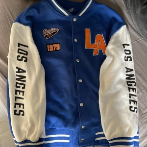 Collegejacka - En tunn collegejacka från hm i bra skick 