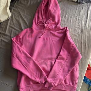 En rosa Levis hoodie i väldigt bra skick (knappt använd), köpt för 600kr