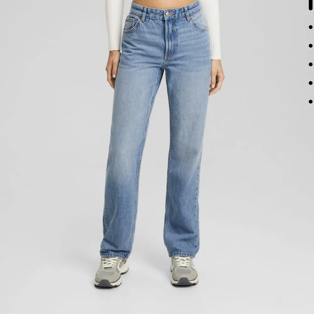 Straight Jeans från Bershka.  Storlek 32, aldrig använda! 💙. Jeans & Byxor.