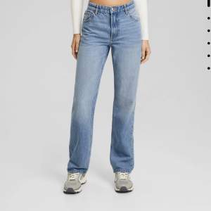 Straight Jeans från Bershka.  Storlek 32, aldrig använda! 💙