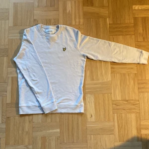 Lyle&Scott Tröja  - Tja! Säljer denna Lyle & Scott tröjan Använd några fåtal gånger 10/10 skick. Det står att den är M men den är S Vid fler frågor skriv👍