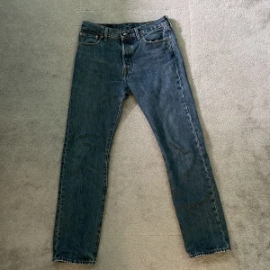 Levi’s 501 - Levi’s 501 i blå färg. Storlek 30/32. Perfekt skick 9/10. Skriv om ni har frågor.
