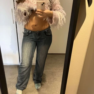 Lågmidjade jeans med coola detaljer - Super fina lågmidjade jeans med paljetter på bakfickorna och fickorna på framsidan. Sitter som en smäck på en strl 38 och är lämplig till alla tillfällen💗💗