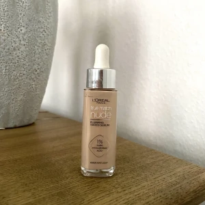 L’Oréal Tinted serum  - L’Oréal tinted serum foundation. Värde 200 kr. Provad på några gånger men fel färg. Färgen är 0,5-2 very light ✨