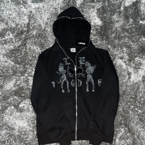 Le Dos full zip - Säljer min Le Dos fullzip för att den var för liten, helt oanvänd, skick 10/10. Nypris: 609kr, pris kan diskuteras vid snabb affär.