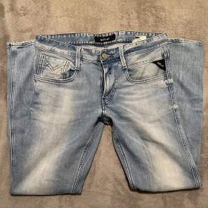 Replay anbass slim jeans i mycket bra skick. Jeansen är i en snygg ljusa blå färg och har en bra passform.