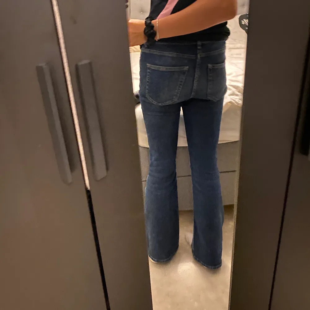 Super snygga straight/flared jeans! De har tyvärr blivit korta på mig (är 176 cm) skulle sitta as snyggt på tjejer som är runt 160! Priset kan diskuteras💕. Jeans & Byxor.
