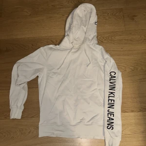CALVIN KLEIN JEANS WHITE HOODIE - Condition 8/10 SIZE L (STOR LUVA) Originala priset 1400kr på Åhléns 