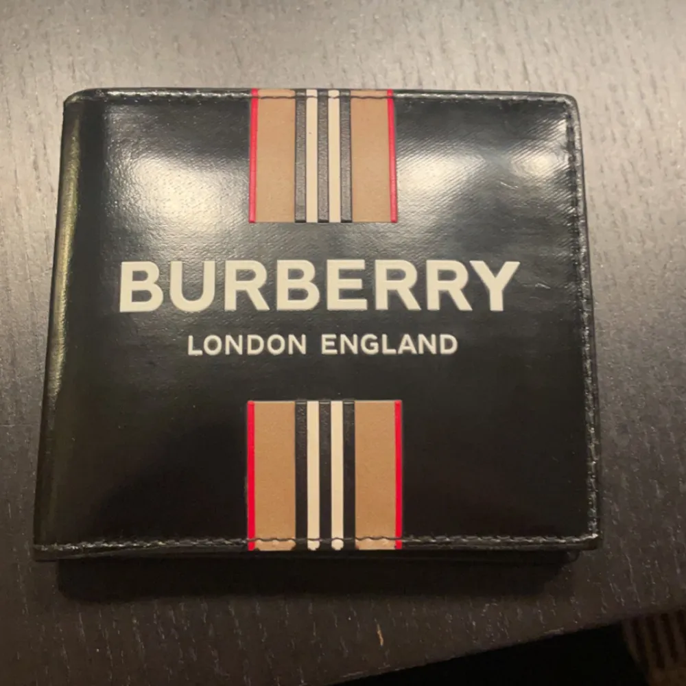 Burberry icon stripe plånbok i ny skick  . Accessoarer.
