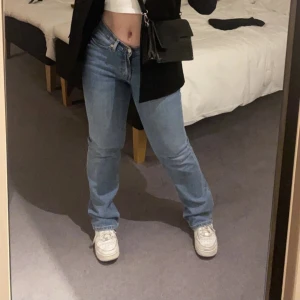 Lågmidjade jeans - Säljer nu dessa fina lågmidjade jeans från Weekday då de tyvärr har blivit för små för mig nu💛skulle passa S men även en mindre M😵🥰