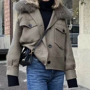 Meotine jacka  - Säljer denna fina jacka från meotine, köpt förra året så är i väldigt bra skick.  