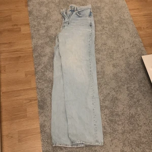 Jeans Gina Tricot - Jeans i nyskick. För små men lagom i längd, är 171cm. Nypris 450kr. Jag ansvarar inte ifall något händer med varan under frakten 
