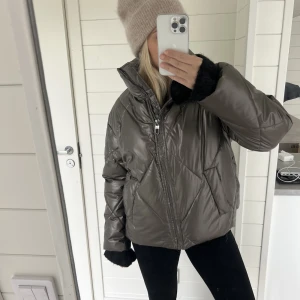 Jacka - Fin jacka i glansig gråbrun färg!! Perfekt nu till hösten och vintern🙌🏽