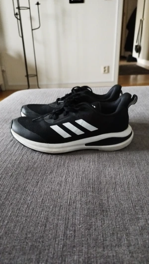 Adidas gympaskor  - Snygga Adidas skor. Stl 36 2/3 Använda max tre gånger då de hann bli för små. Så de är som nya 