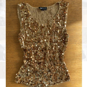 Vintage glittertopp✨✨ - Säljer denna supercoola glittertopp från Sky Designs! Perfekt till Halloweenfesten eller vilken fest som helst! Superfin!🙌🙌🤩 Skulle säga att den passar s-m!