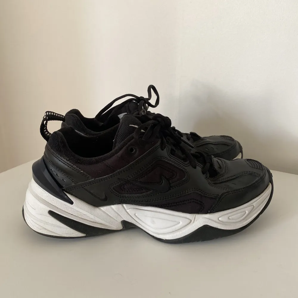 Säljer ett par svarta Nike M2K Tekno i strl M. Använda men i bra skick! Nypris ca 1200 kr, säljer för 350 kr. Hämtas i Sundbyberg eller skickas mot fraktkostnad.. Skor.