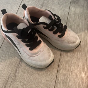 Barn sneakers som blinkar - Coola Tjej sneakers med lampfunktion, dem blinkar/lyser när man går, knappt använda! St 29