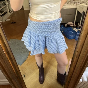 Rutig blå kjol - Säljer denna superfina blå rutiga kjol som går att styla till många snygga outfits☺️