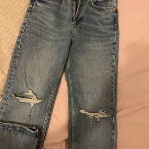Helt nya jeans från zara endast testade, säljs pga fel storlek.