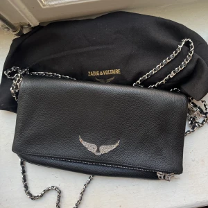 Svart Zadig Voltaire väska - Säljer nu denna sprillans nya Zadig Voltaire väskan. Använt en gång och i alldeles ny skick, därav priset. Svarta Zadig Voltaire påsen och kvitto till väskan tillkommer vid köp☺️nypris 3000kr