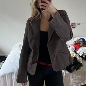 Mocca kavaj - En super snygg kavaj i mocca, helt ny med prislappen kvar. 