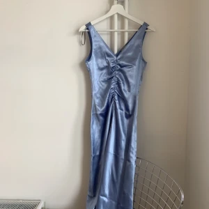 Jättefin satinklänning från H&M - Fin satinklänning från H&M storlek Xs. Dessvärre aldrig kommit till användning så helt oanvänd.
