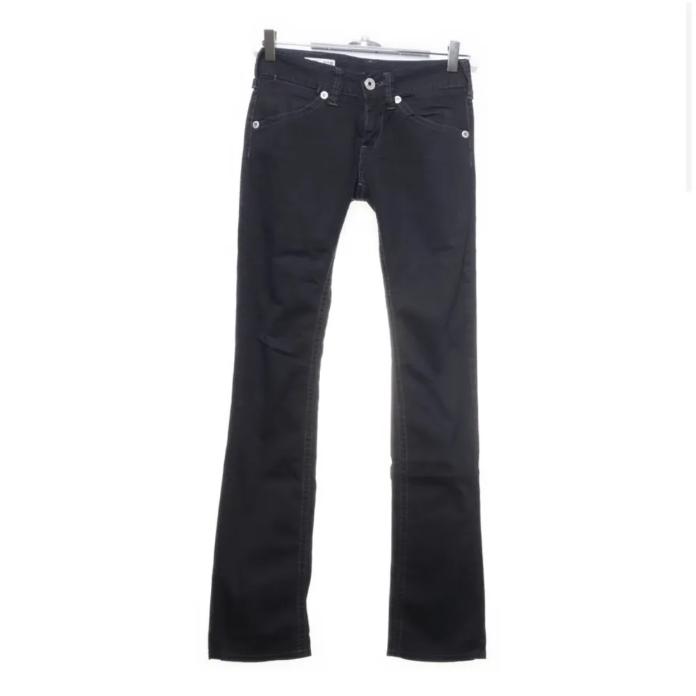 Väldigt lågmidjade straight leg jeans från replay som jag har köpt på sellpy och de är för långa på mig. Priset är diskuterbart 🩷. Jeans & Byxor.