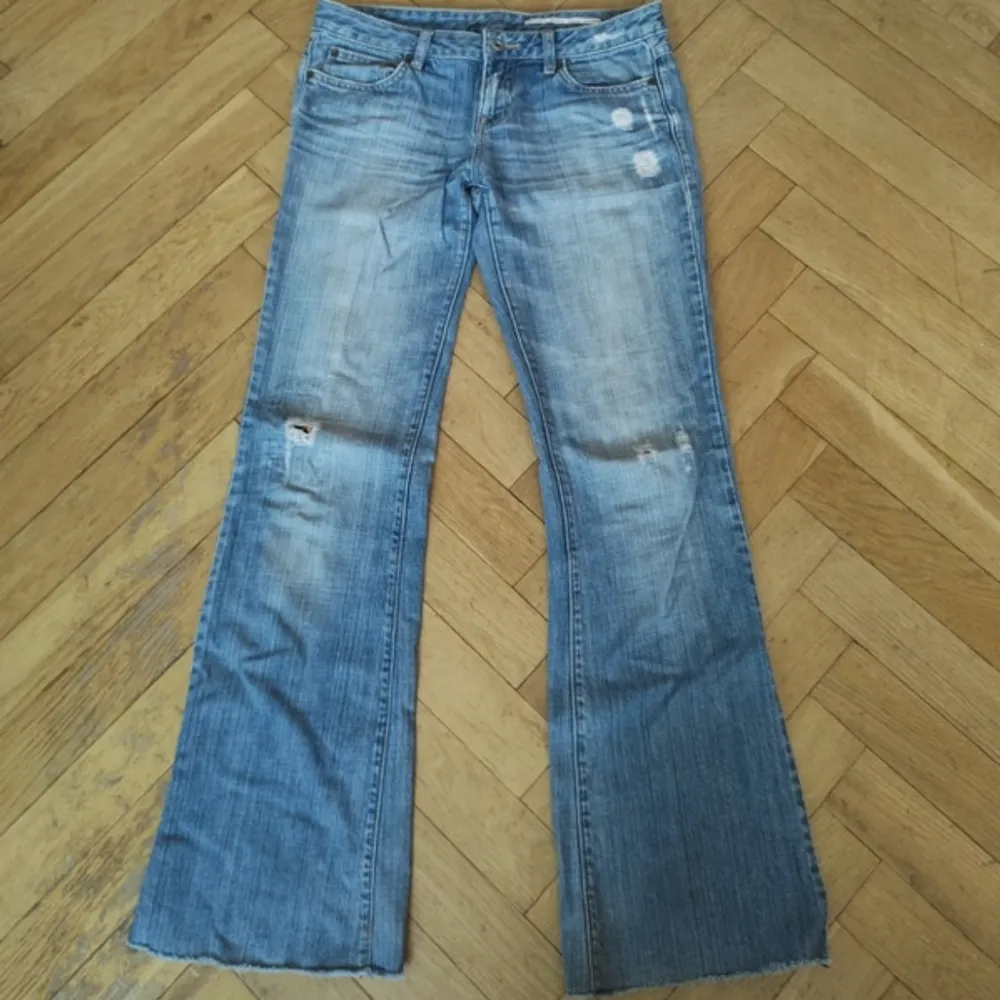 Säljer dessa skit snygga jeans!! Använder aldrig tyvärr. De är bootcut o loweise snyggastteee jeansen!!!. Jeans & Byxor.