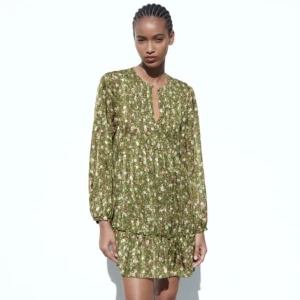 Klänning från Zara - Väldigt fin kort blommig klänning från Zara. Den är tunn och V ringad, det är även en liten volang längst ner. Aldrig använt så därför i väldigt bra skick. Hör av dig vid frågor och funderingar!💕