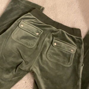 Mörkgröna juicy byxor - Säljer mina gröna juicy couture byxor för att jag letar efter beiga istället! Inget fel på dom, väldigt bra skick! (Pris kan kanske diskuteras)💚💕