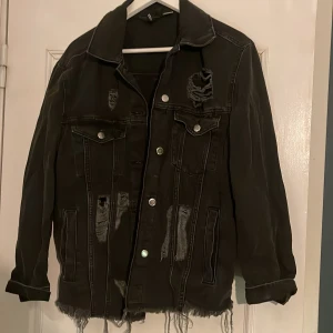 Svart jeansjacka  - Jeansjacka med hål, väldigt bra skick 