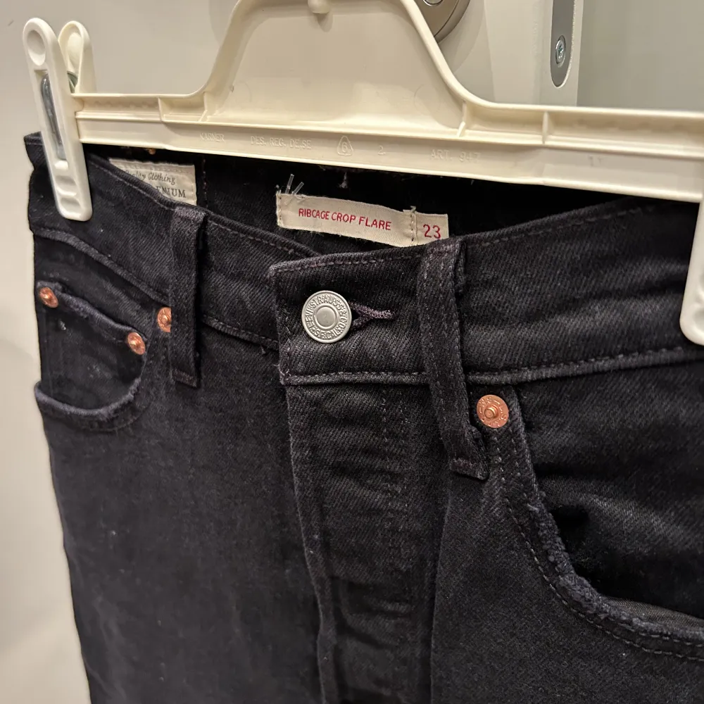 Säljer dom här jeansen! Hör av er om ni är intresserade!😃. Jeans & Byxor.