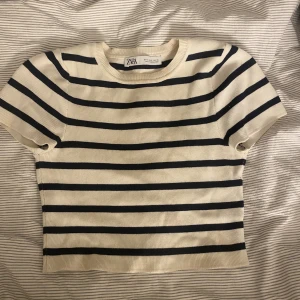 Zara topp🫶🏽🤍 - Säljer min jätte fina topp från Zara! Köptes för 250kr säljer för 120kr kan sänka till 90kr beror på. Använd 1 gång.🫶🏽🤍