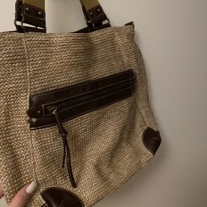 Väska - Snygg väska 🤎finns lite slitage inne i väskan se bild 3🤎