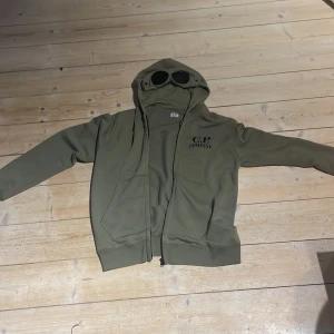 Cp compay hoddie - Säljer nu min cp comany Hoodie, nästan helt ny knappt använd. Köpt på kidsbrandstore.  Fint skick. Kvitto finns 