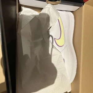 Air force 1 easter (2020) - Helt ny! Storlek 35,5. Marknadsvärde 1,5k-3k Pris 1,3k