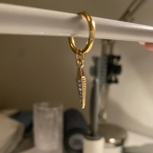 Marianilsdotter  - Jättefint örhängen som är nästan identiskt med Maria Nilsdotter örhänget ”poison arrow pave earring”💖