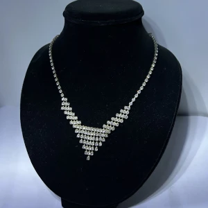 Halsband ”cube” - Halsband ”cube” Våga sticka ut i din vardag!