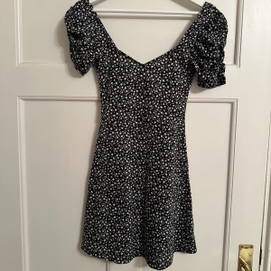 Blommig klänning - Blommig klänning med puffärmar! Supersöt, knappt använd