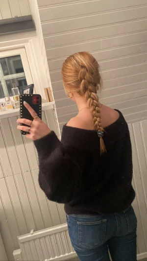 Off shoulder tröja - Stickad tröja utan axlar i fluffigt garn. Superfin och bra skick! Står att de är stl M man passar även om man har stl S som jag i vanliga fall brukar bära. Bredden mellan axlarna är 43 cm och längden från kragen till mudden där nere är 55cm