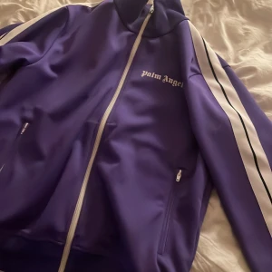 Palm Angels TrackTop  - Palm Angles Track Top Lila, Påse finns till den. Skick: 8,5/10 Strlk: L  Pris: 2500